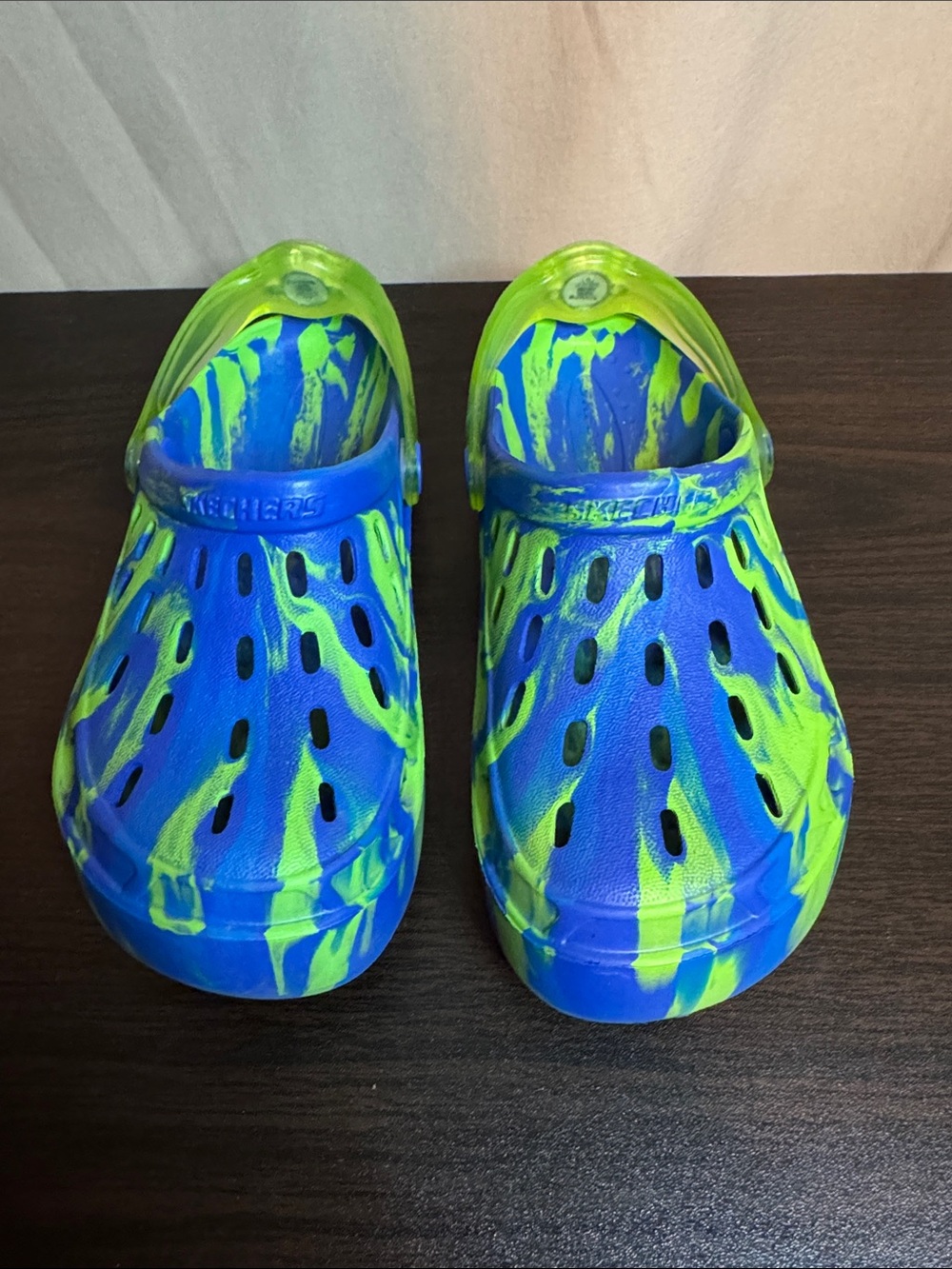Skechers Kids light up Blue & Neon Green Slip-On Clogs with Heel Strap.